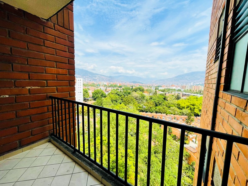 Apartamento convencional en Medellín, Sector Loma De Los Bernal