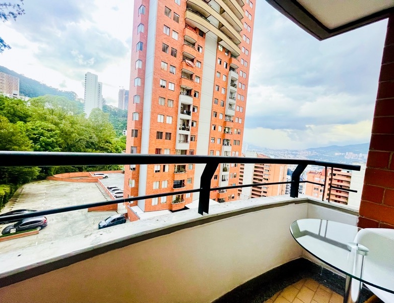 Apartamento Amoblado en Altos del Poblado, Sector Loma del Indio